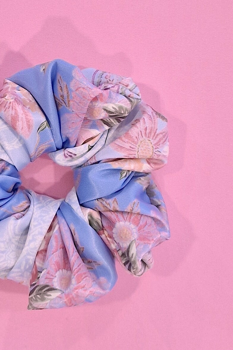 A Touch of Romance Scrunchie mic - Vista Blue - Imagine 4