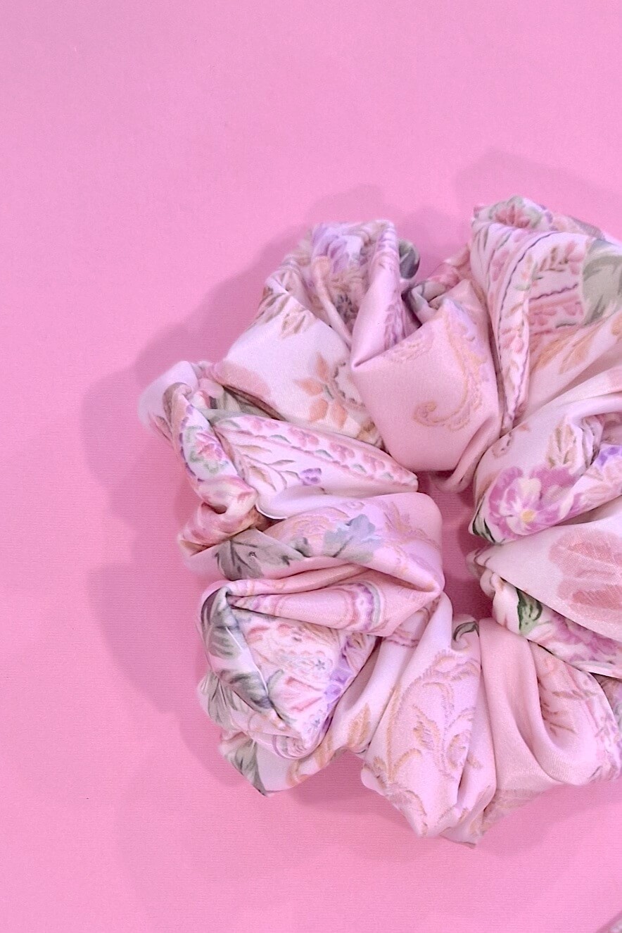 A Touch of Romance Scrunchie mic - Pink - Imagine 4