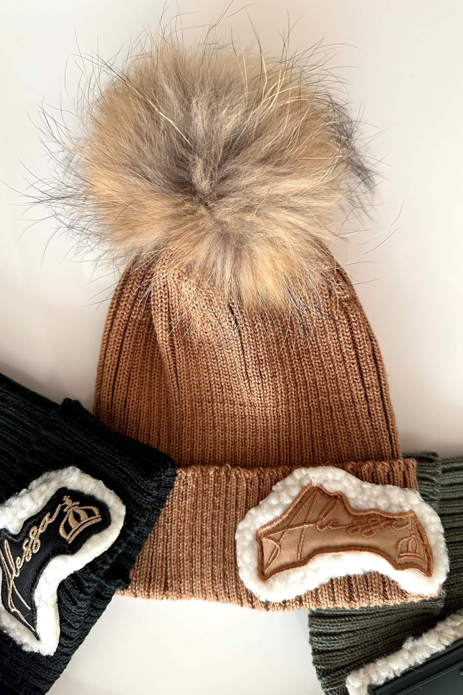 Cityscape Cozy Căciulă Din Tricotaj Cu Puf Natural - Mocha - Imagine 10