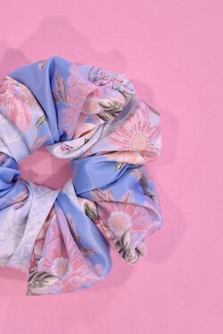 A Touch of Romance Scrunchie mic - Vista Blue